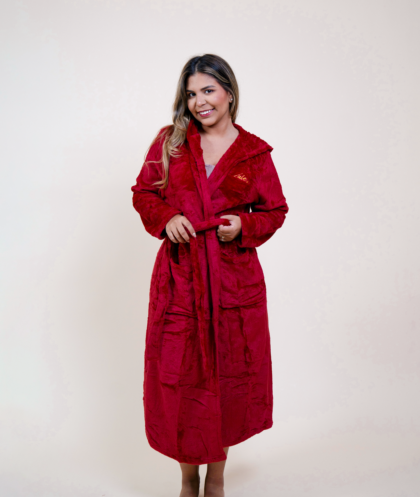 Bata de recuperación para mujer con mangas largas, diseño elegante y bolsillos para drenajes médicos.