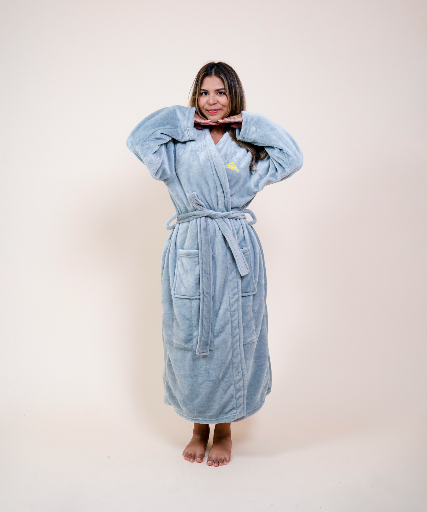 Bata de recuperación para mujer con mangas largas, diseño elegante y bolsillos para drenajes médicos.