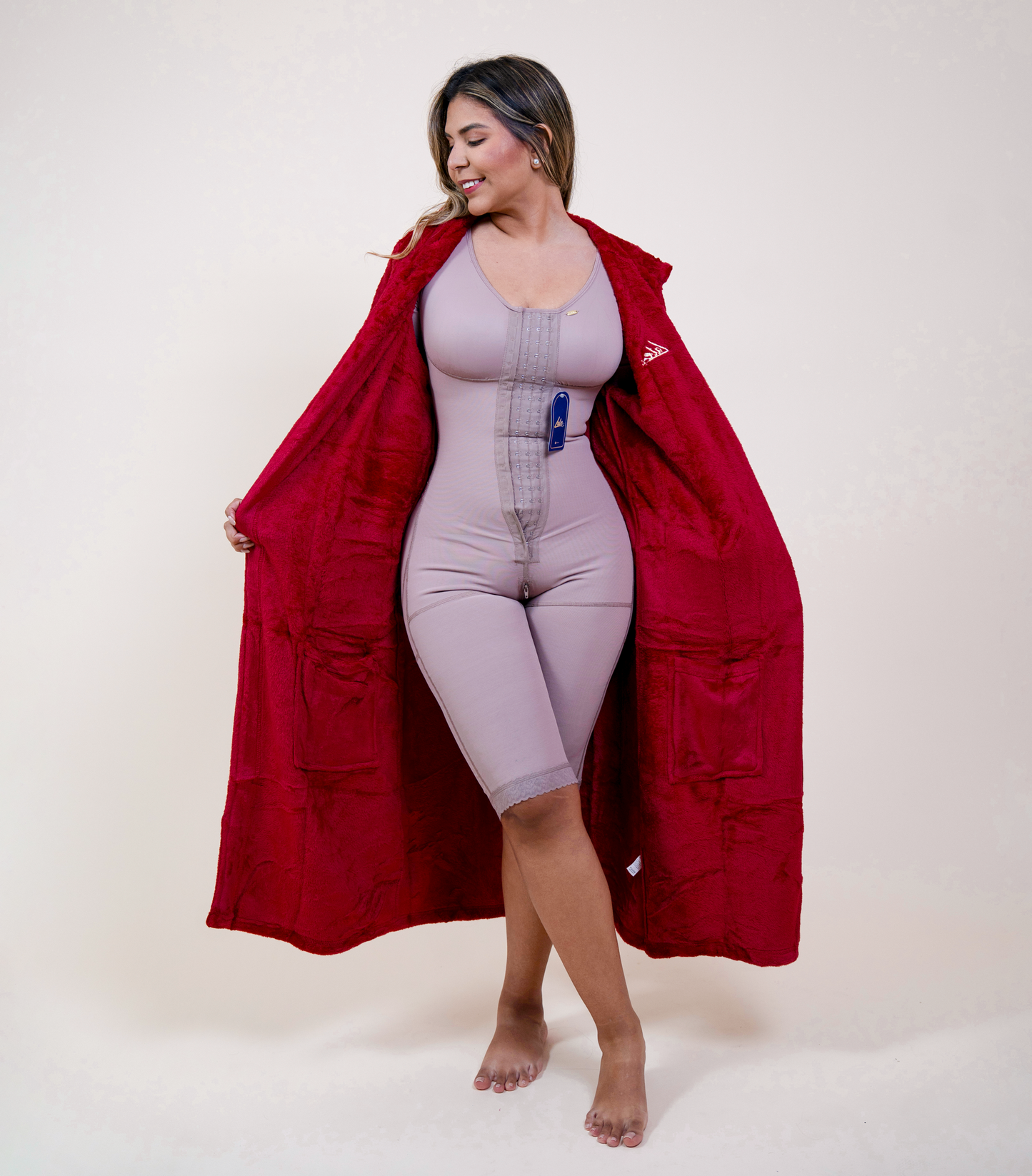 Bata de recuperación para mujer con mangas largas, diseño elegante y bolsillos para drenajes médicos.