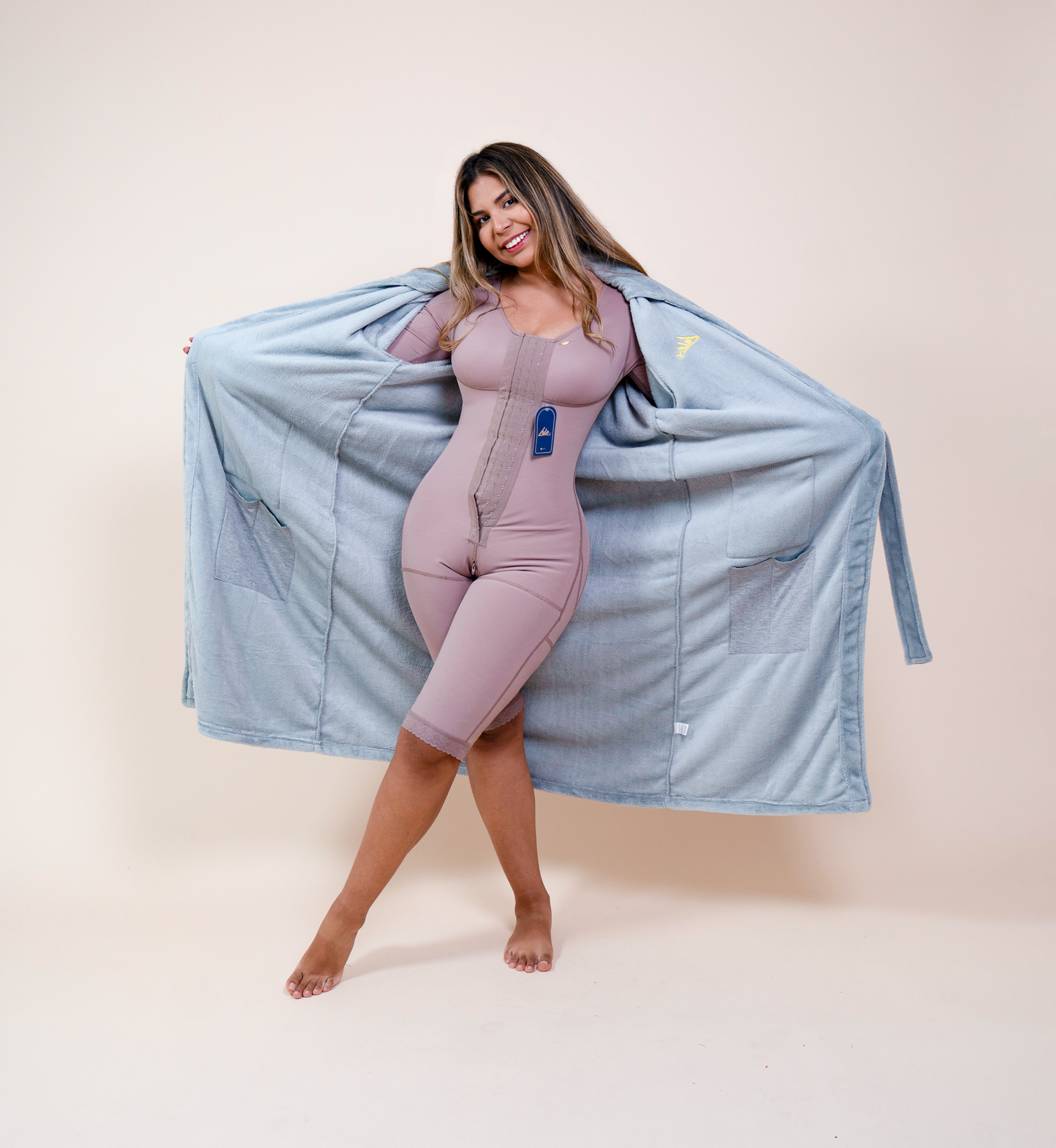 Bata de recuperación para mujer con mangas largas, diseño elegante y bolsillos para drenajes médicos.